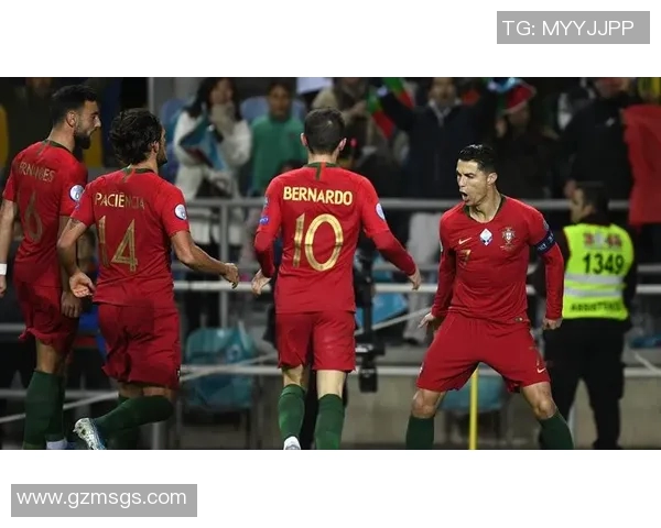 凯利与足球明星亲密合影展现友谊与运动精神的精彩瞬间 凯利与足球明星亲密合影展现友谊与运动精神的精彩瞬间