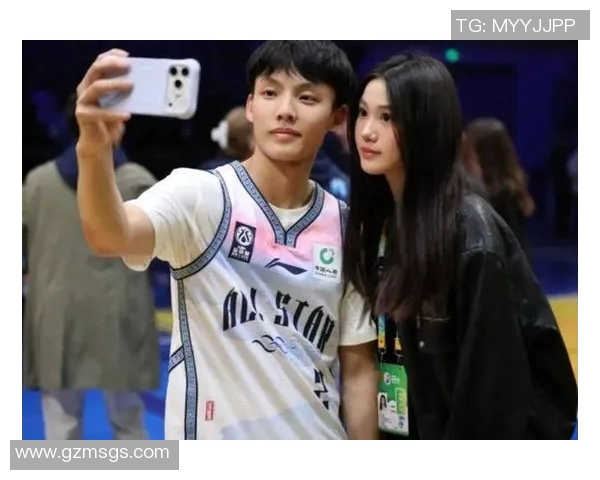 明星与篮球明星亲密合影展现光辉时刻与友谊的完美结合